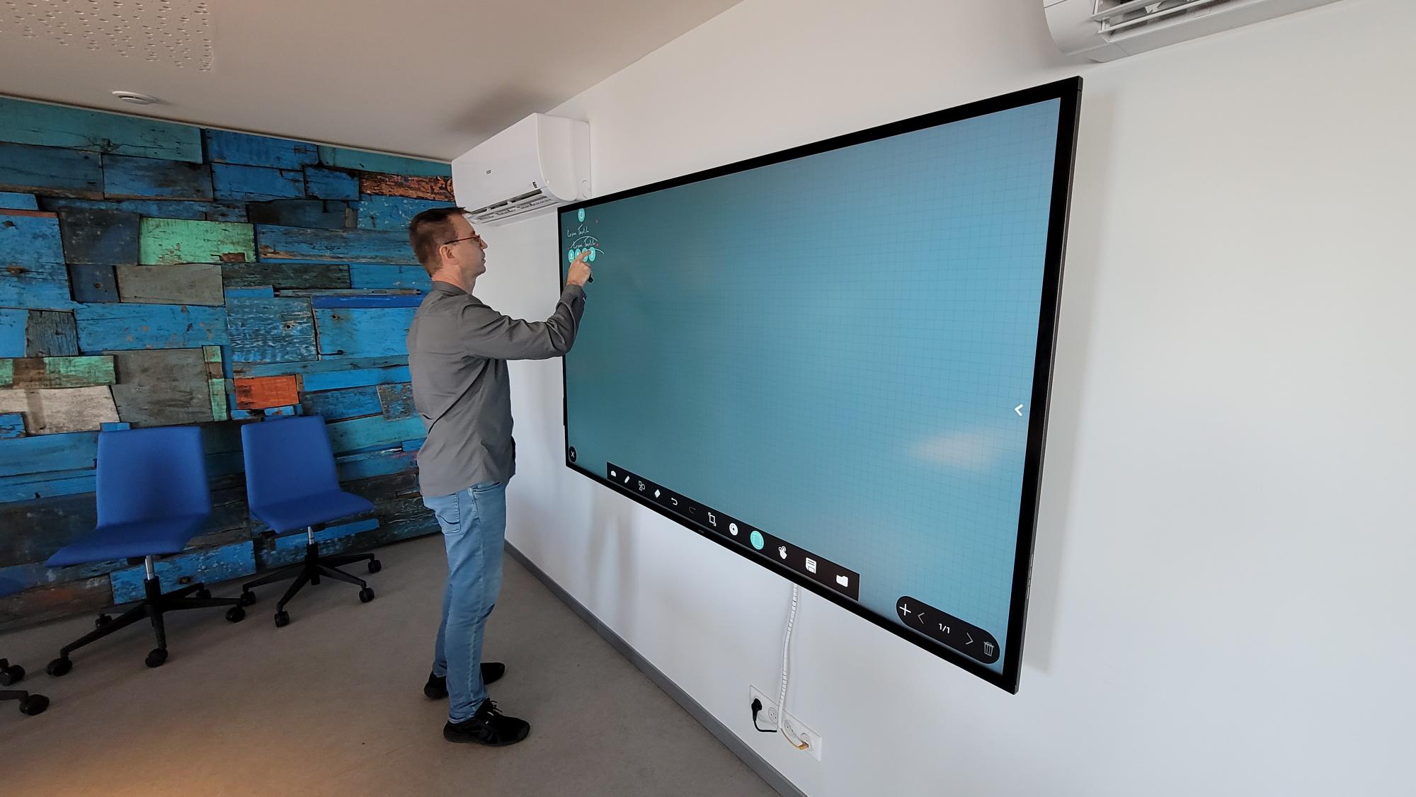 Le nouvel écran tactile Philips 86&Prime; est installé à la Station N