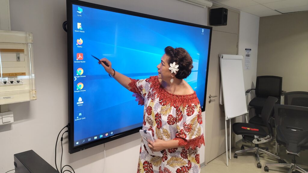 Ecran Tactile 86&Prime; Philips en action