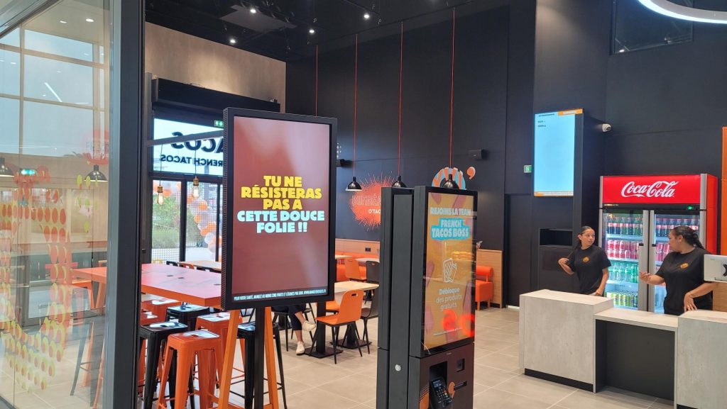 Installation de 7 moniteurs en mode portrait pour le nouveau restaurant Otacos de la galerie Dumbea Mall