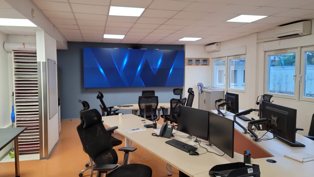 Installation de l'ecran Vuwall à la DSCGR faite par Visualcom